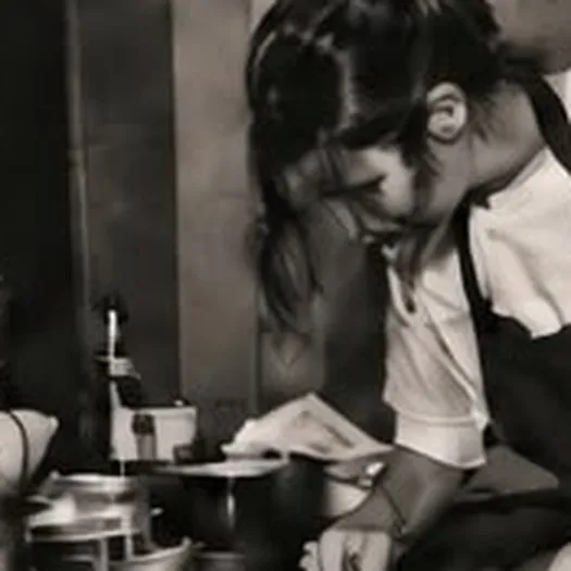Elise en cuisine, en noir et blanc