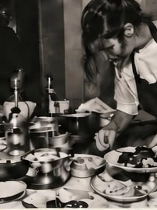 Elise au travail en cuisine, en noir et blanc
